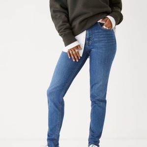 BNWOT THE KIM COMFORT SLIM JEAN IN BLUE SZ 28